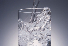 水 水杯 倒水 清水 泉水 净水 工业 水源 玻璃杯图片