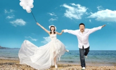 生活中的手生活中的演戏中的情侣越南伉俪婚纱结婚结婚照牵手奔跑海滩蓝天白云图片
