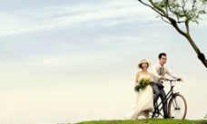 中国情结生活中的演戏中的情侣中国伉俪婚纱结婚结婚照自行车草地图片