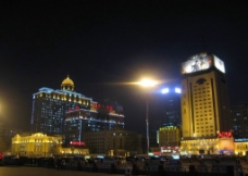 夜幕下的哈尔滨哈尔滨火车站前广场一瞥图片